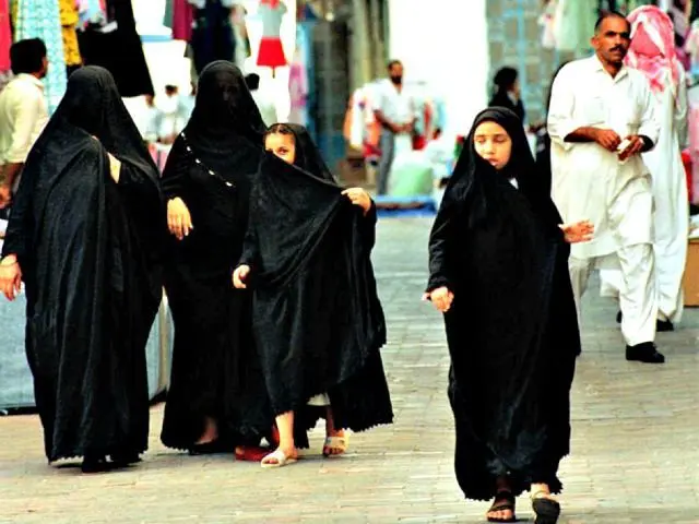 What is the Dress Code for men and women in Saudi Arabia? - Life in ...